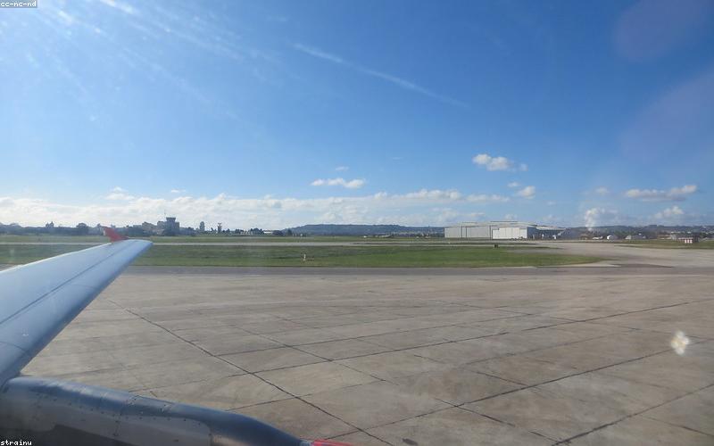 طائرة في مطار لوقا